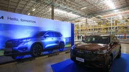 SUV Haval, marca do grupo chinês GWM, em exibição na fábrica da montadora em Iracemápolis (SP), com linha de produção ao fundo