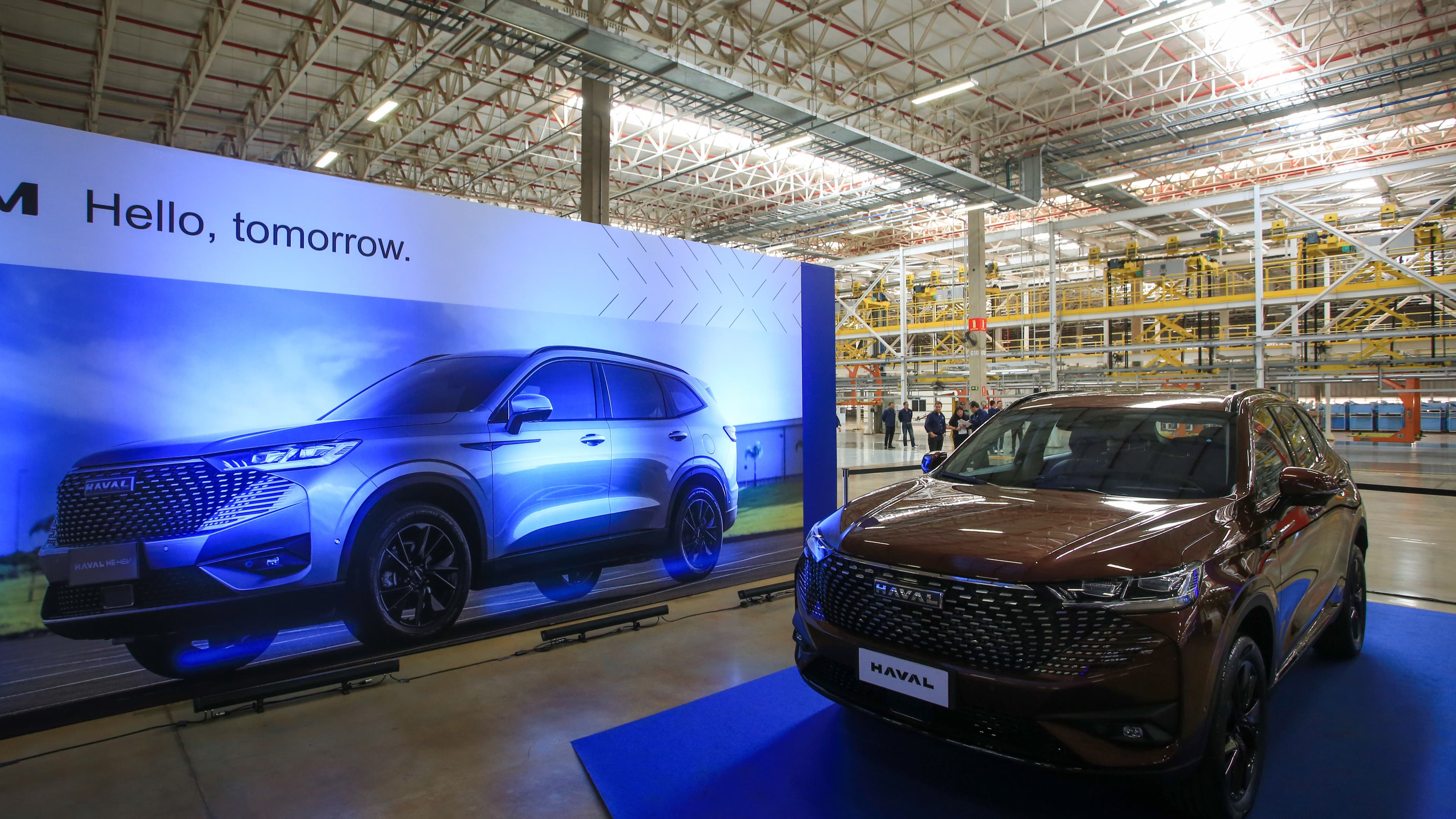 SUV Haval, marca do grupo chinês GWM, em exibição na fábrica da montadora em Iracemápolis (SP), com linha de produção ao fundo