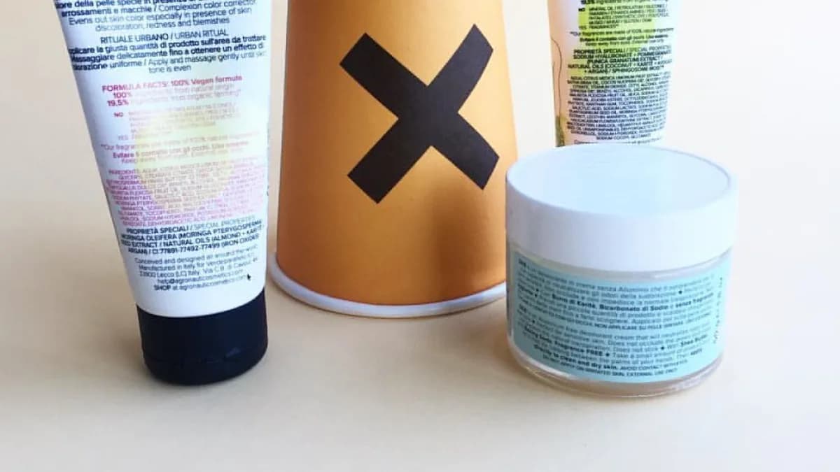Produtos de skincare, cremes e máscaras faciais, foto de contexto