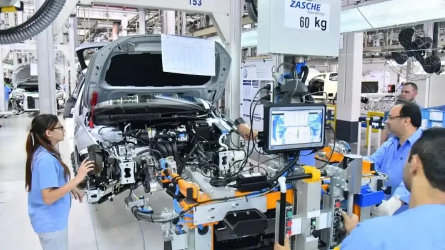 Trabalhadores em linha de produção industrial no Brasil
