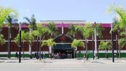 Fachada do Mercado Central de Belo Horizonte com visitantes na entrada