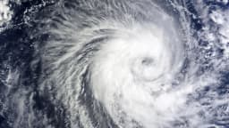 Furacão visto do espaço, com o olho da tempestade bem definido sobre o oceano