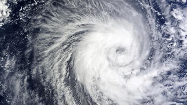 Furacão visto do espaço, com o olho da tempestade bem definido sobre o oceano
