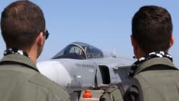 Pilotos da FAB observam caça Gripen E em pista