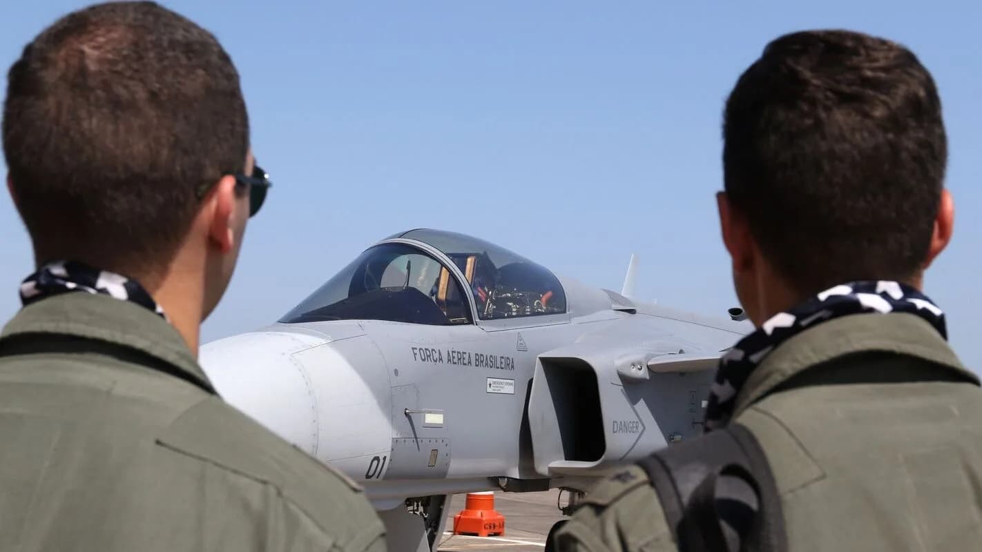 Pilotos da FAB observam caça Gripen E em pista