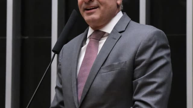 O ex-governador de Minas Gerais e senador Aécio Neves discursa em plenário