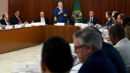 Lula gesticula em pé durante reunião ministerial em Brasília, cercado por ministros sentados à mesa (foto de arquivo)