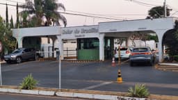 Entrada do condomínio Solar de Brasília, em Brasília, onde Jair Bolsonaro cumpre prisão domiciliar (foto de arquivo)