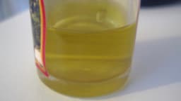 Copo com azeite de oliva gaúcho sendo servido