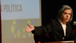 Ministra Cármen Lúcia discursa em microfone durante evento