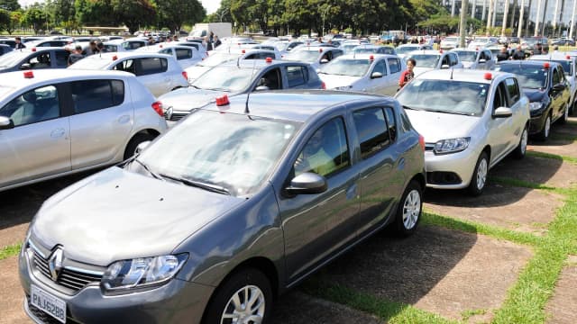 Viaturas da Polícia Civil do Distrito Federal estacionadas