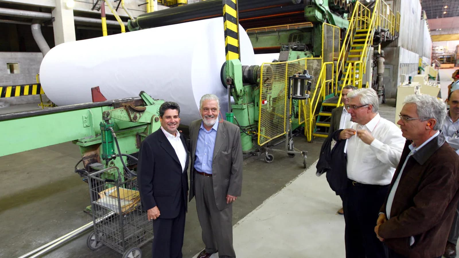 Fábrica da Suzano em Mucuri, na Bahia, com funcionários e rolos de papel produzidos