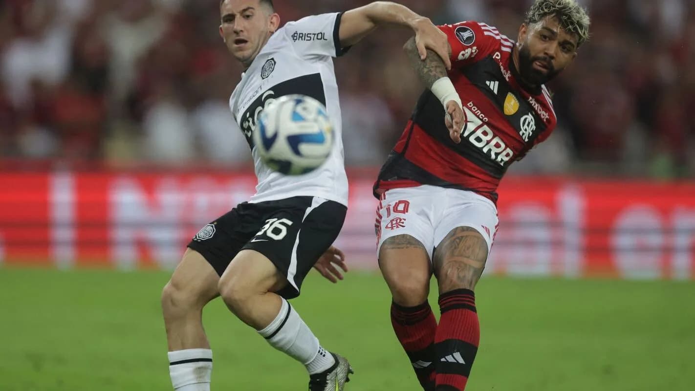 Jogador do Flamengo disputa a bola em lance de partida (foto de arquivo)