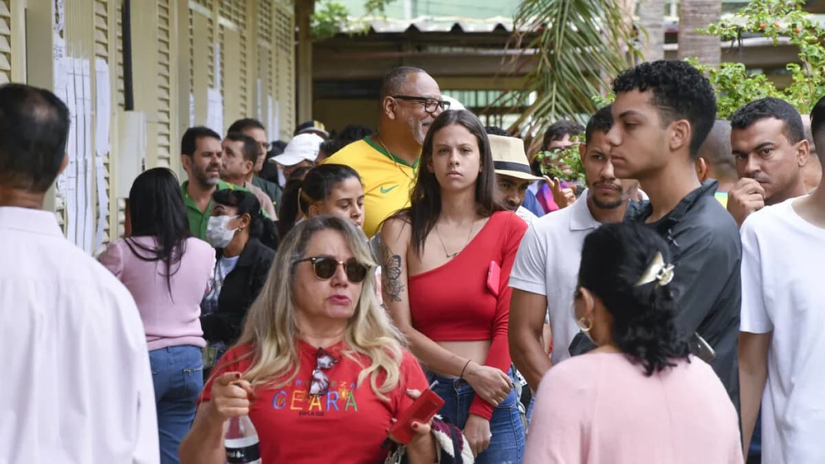 Eleitores brasileiros em fila para votar em seção eleitoral