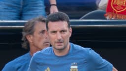 Lionel Scaloni observa o jogo à beira do campo com o uniforme da seleção argentina