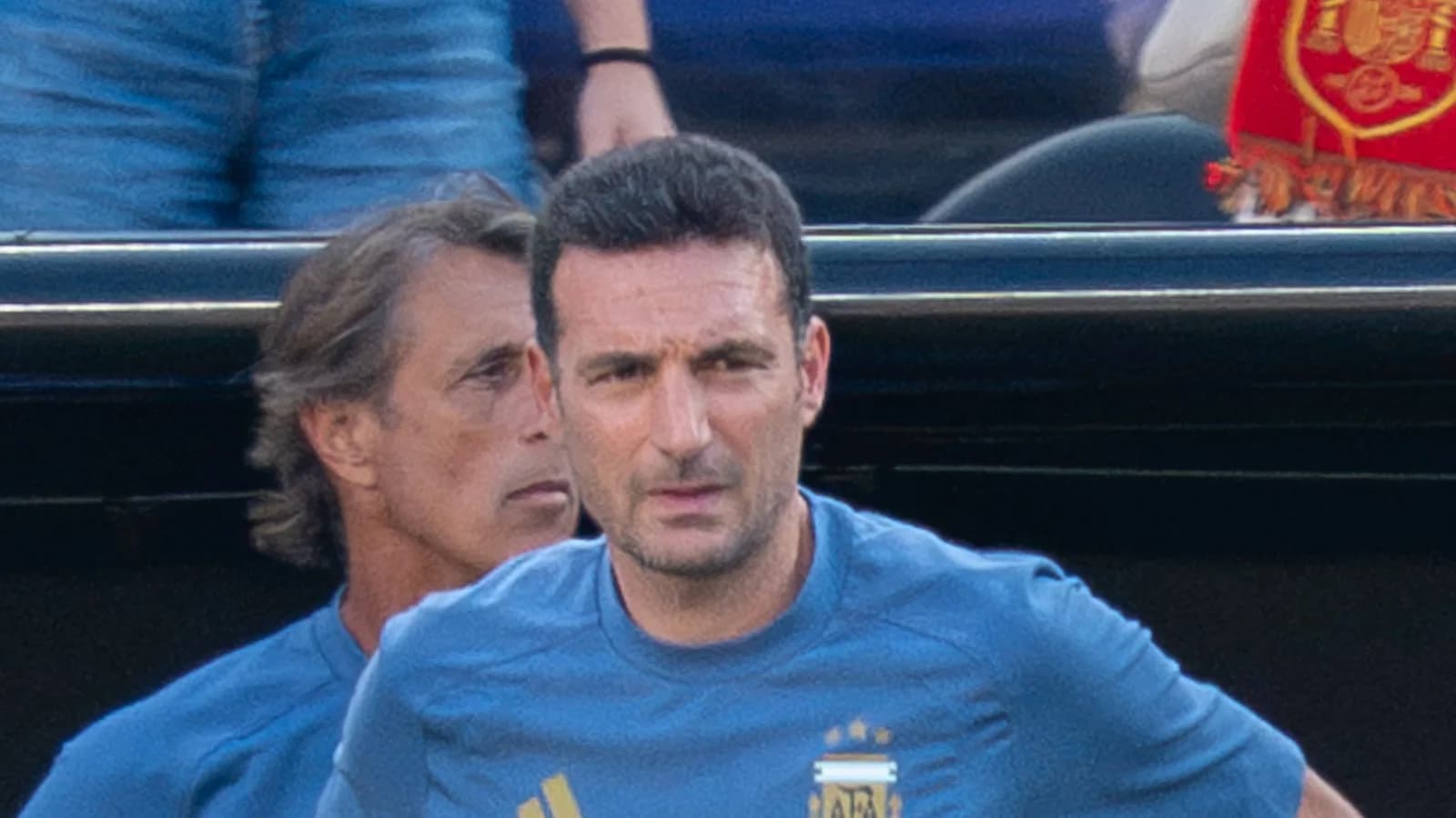 Lionel Scaloni observa o jogo à beira do campo com o uniforme da seleção argentina