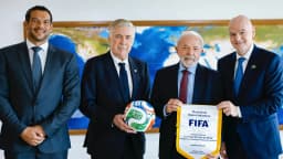 Lula ao lado de dirigentes do futebol e do presidente da Fifa, Gianni Infantino, durante reuniao em Brasilia