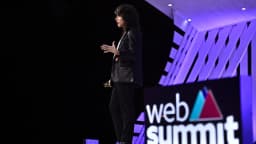 Meredith Whittaker discursa no palco do Web Summit