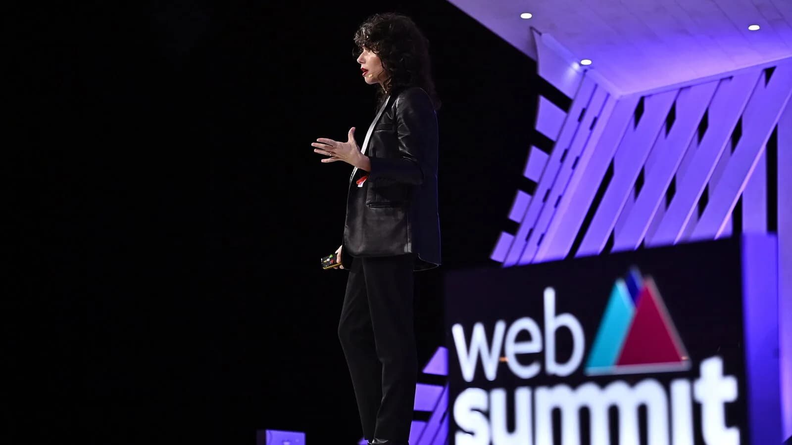 Meredith Whittaker discursa no palco do Web Summit