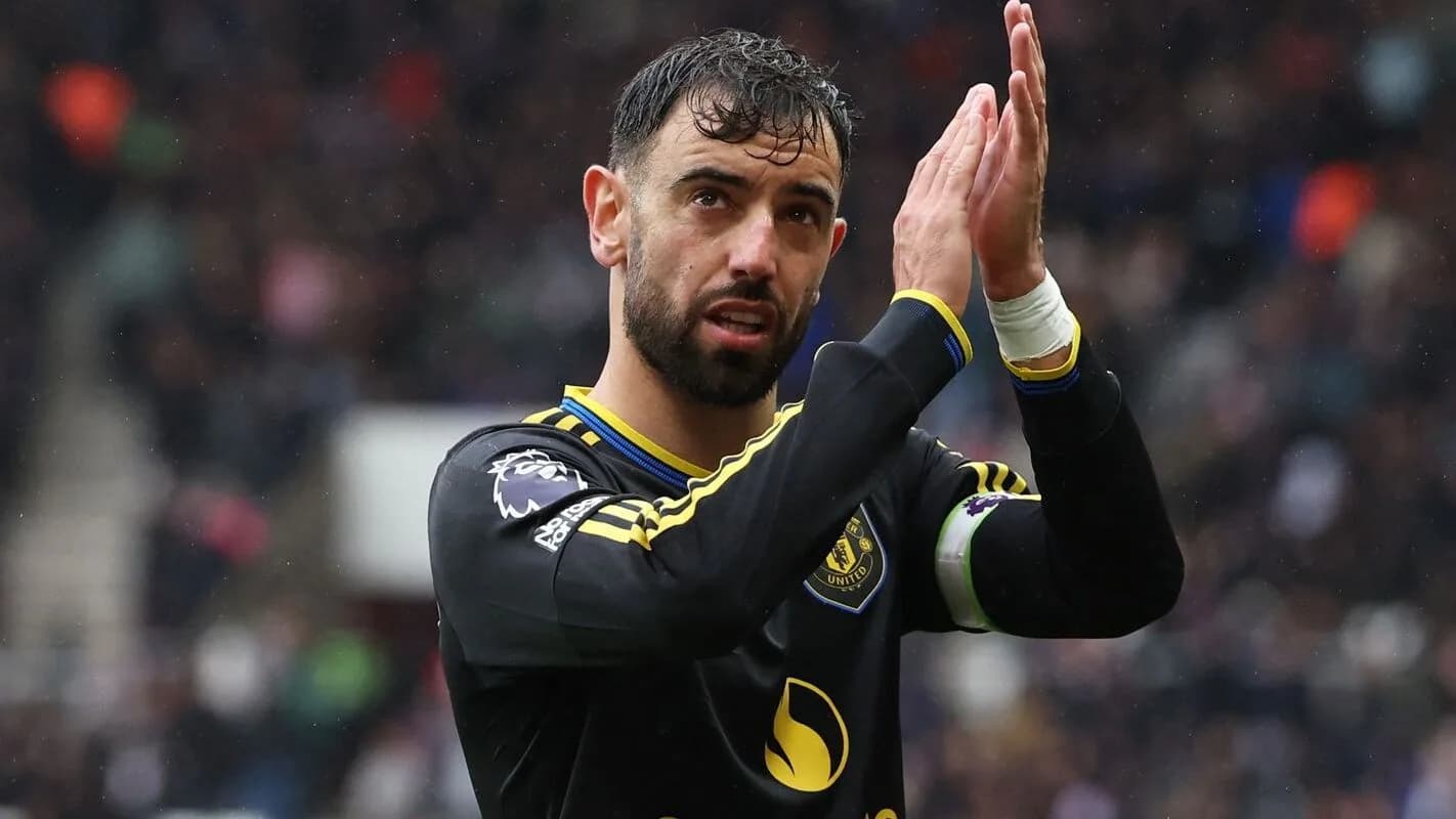 Bruno Fernandes em campo com o uniforme do Manchester United