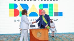 Margareth Menezes e Lula durante cerimônia no Palácio do Planalto