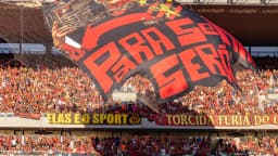 Torcida do Sport exibe bandeirão nas arquibancadas da Ilha do Retiro durante partida