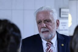 O senador Jaques Wagner (PT-BA), de cabelos e barba brancos e terno escuro, durante entrevista no Senado Federal