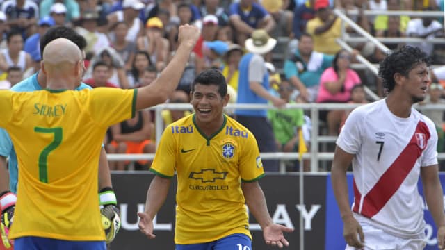 Jogadores do Brasil comemoram lance em partida de futebol de areia, em foto de arquivo.