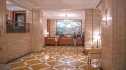 Lobby do Copacabana Palace, no Rio de Janeiro, com hóspedes e recepcionistas