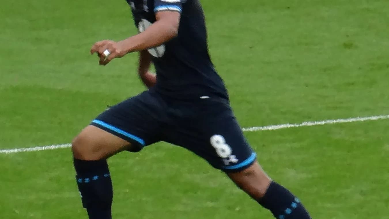 Paulinho em campo durante passagem pelo Tottenham Hotspur (foto de arquivo de 2013)