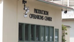 Fachada de prédio dos estúdios da Disney em Burbank, Califórnia, com logo do Mickey Mouse
