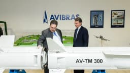 Visita oficial do Ministério da Defesa à fábrica da Avibras, com autoridades observando modelo do míssil AV-TM 300