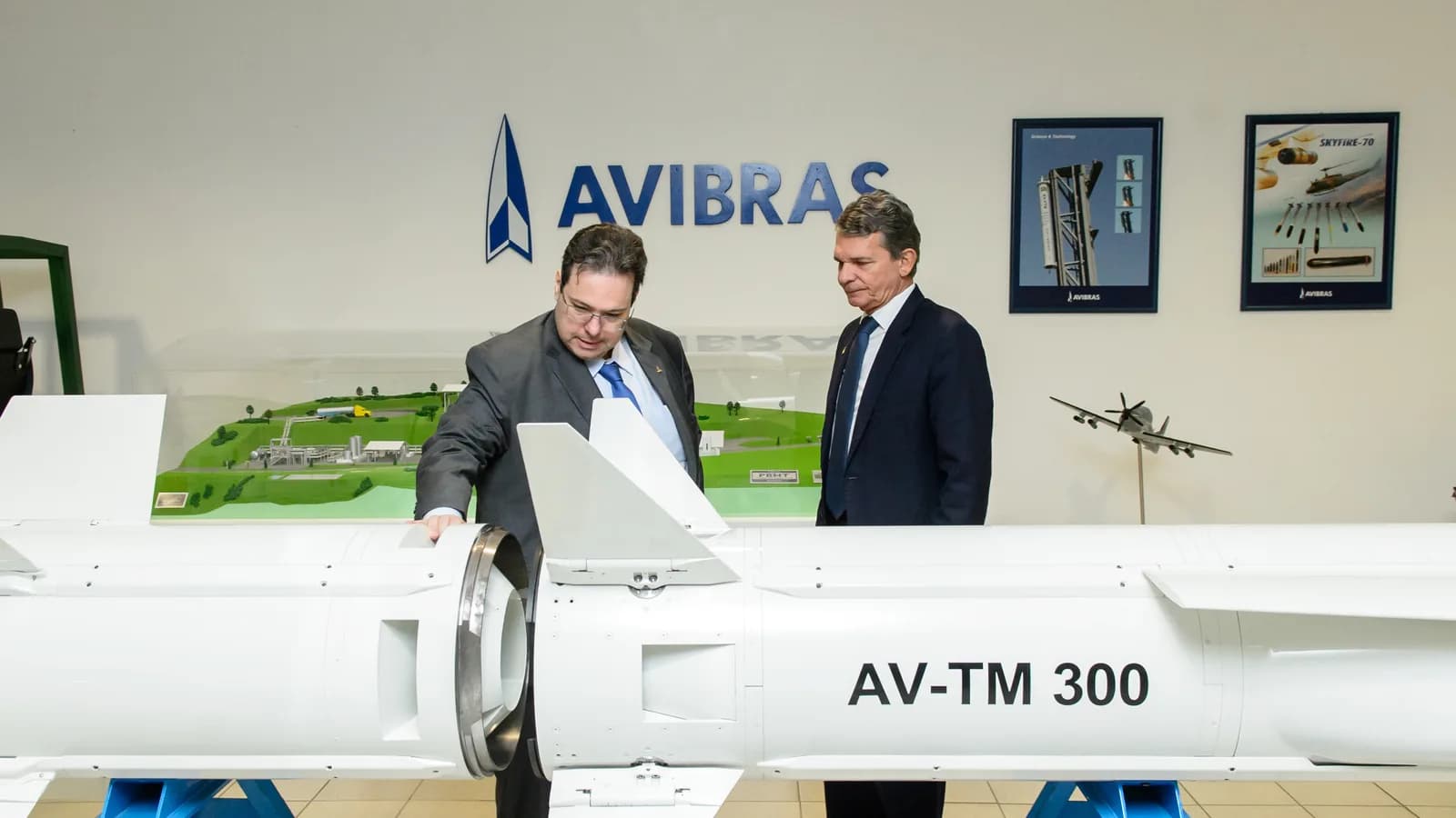 Visita oficial do Ministério da Defesa à fábrica da Avibras, com autoridades observando modelo do míssil AV-TM 300