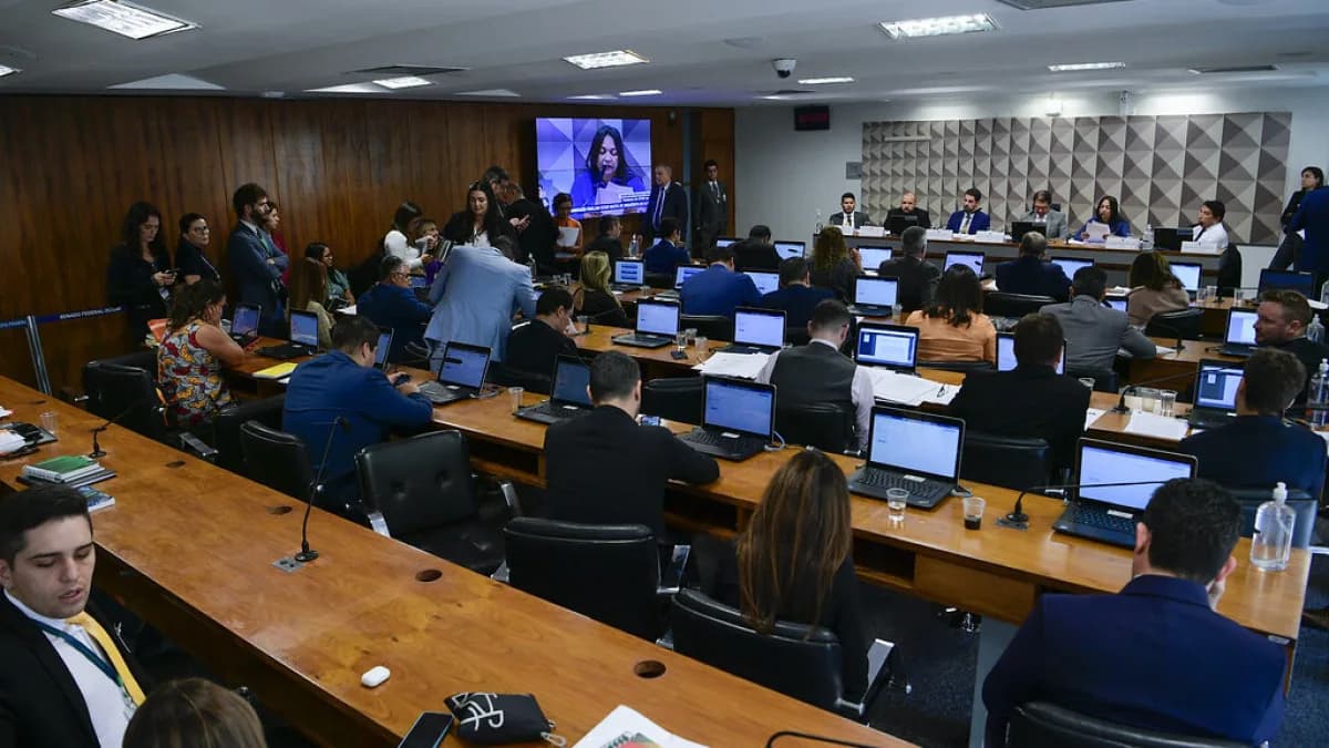 Sessão de comissão no Congresso Nacional, com parlamentares reunidos em plenário