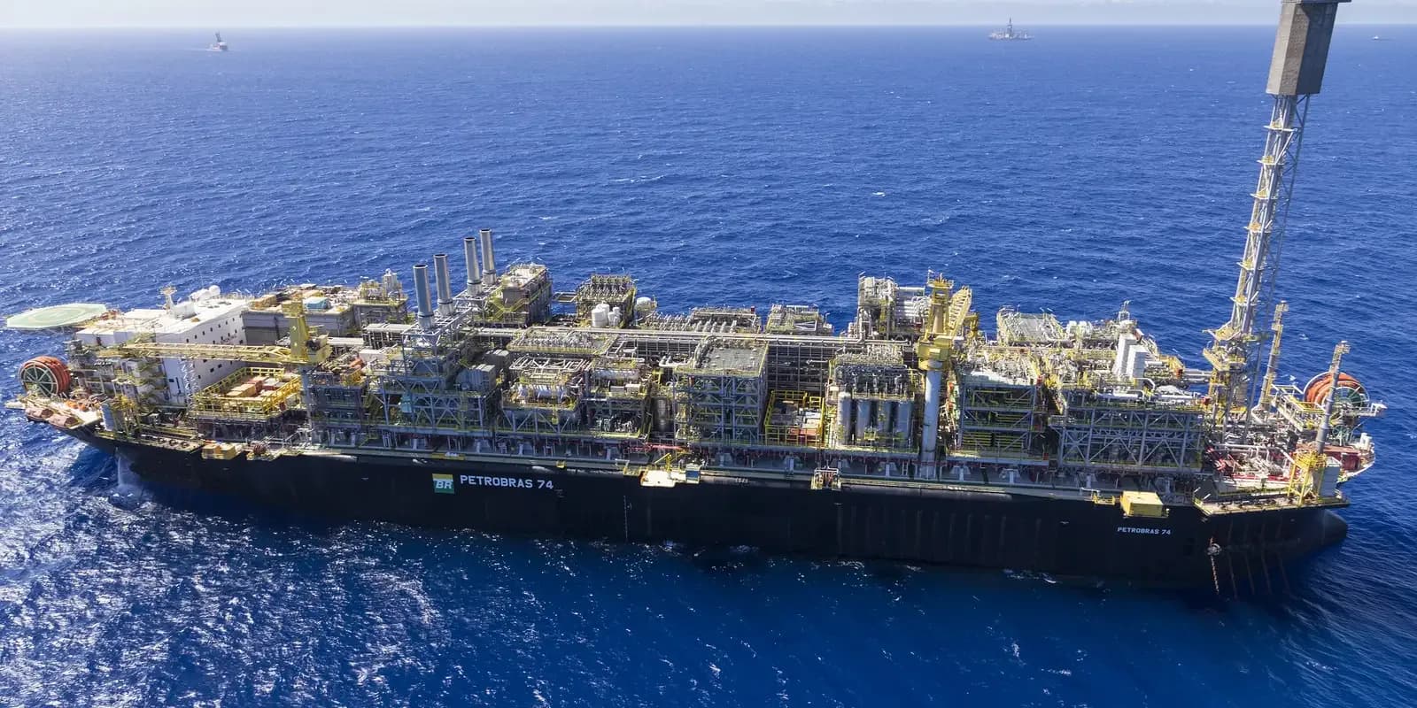 Plataforma P-74 da Petrobras no Campo de Búzios, no mar, vista aérea