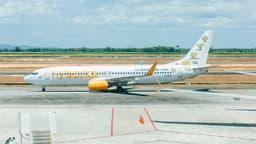 Avião Boeing 737 da companhia aérea argentina Flybondi parado no pátio de um aeroporto, com equipe de solo ao lado de uma escada de embarque