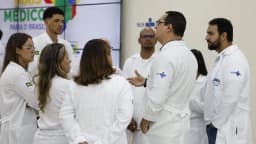 Médicos conversam durante atendimento, foto ilustrativa de contexto médico