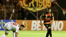 Jogador do Sport Recife em campo durante partida da Série B