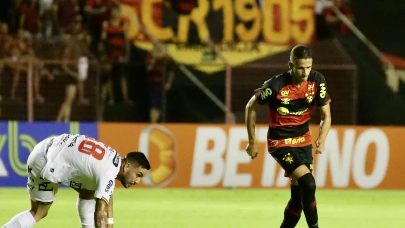 Jogador do Sport Recife em campo durante partida da Série B