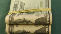 Maços de notas de dólar (foto de arquivo)