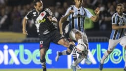 Jogador do Grêmio disputa bola em partida, em foto de arquivo do clube