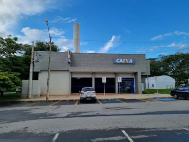 Vista frontal da Agência da Caixa Econômica Federal na Universidade Federal de Goiás, em Goiânia.