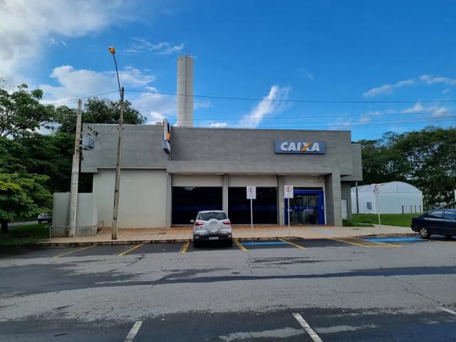 Vista frontal da Agência da Caixa Econômica Federal na Universidade Federal de Goiás, em Goiânia.