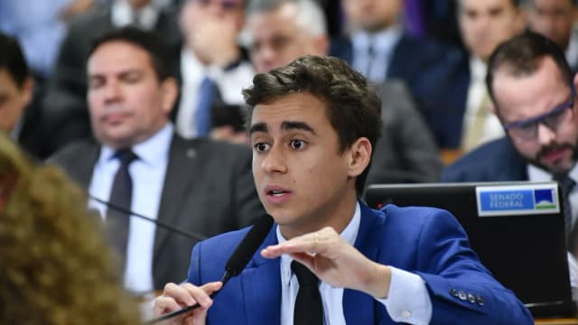 Deputado Nikolas Ferreira gesticula durante sessão de comissão no Congresso