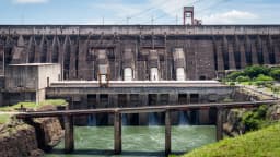 Vista aérea da usina hidrelétrica de Itaipu, na fronteira entre Brasil e Paraguai