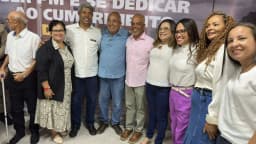 Jerônimo Rodrigues cercado por apoiadores em evento de campanha em Araci, na Bahia