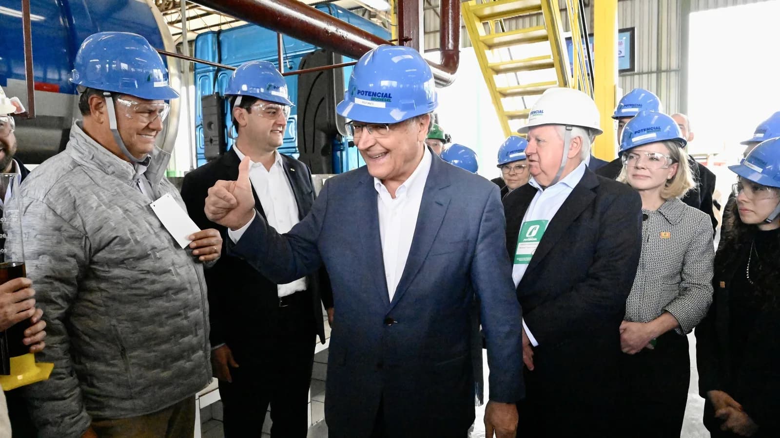 Autoridades e trabalhadores usam capacete durante visita a usina de biodiesel, em foto de arquivo