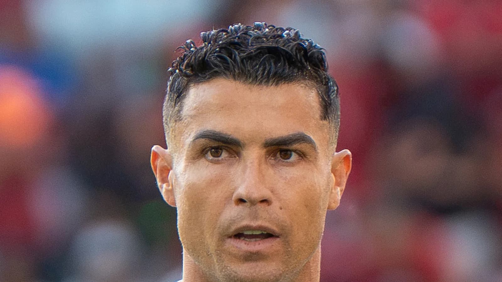Cristiano Ronaldo em campo com a camisa da seleção de Portugal