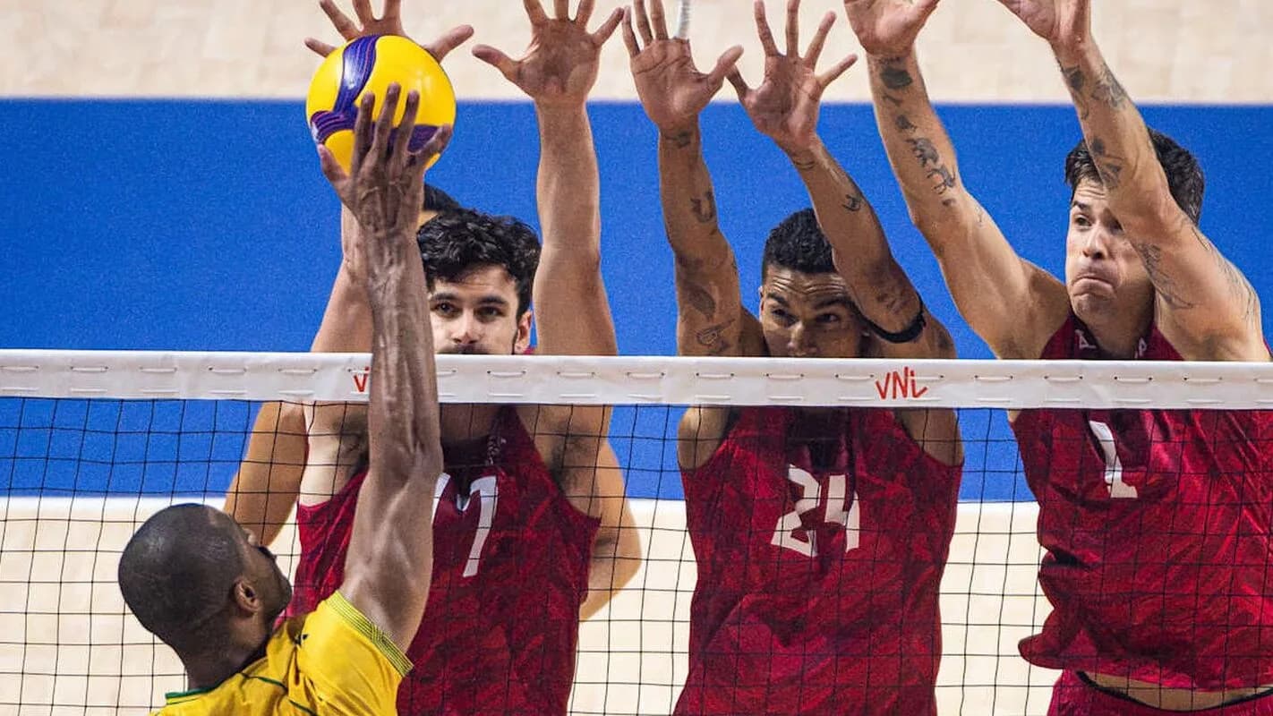 Jogadores da seleção brasileira de vôlei bloqueiam ataque em partida da Liga das Nações, foto de arquivo