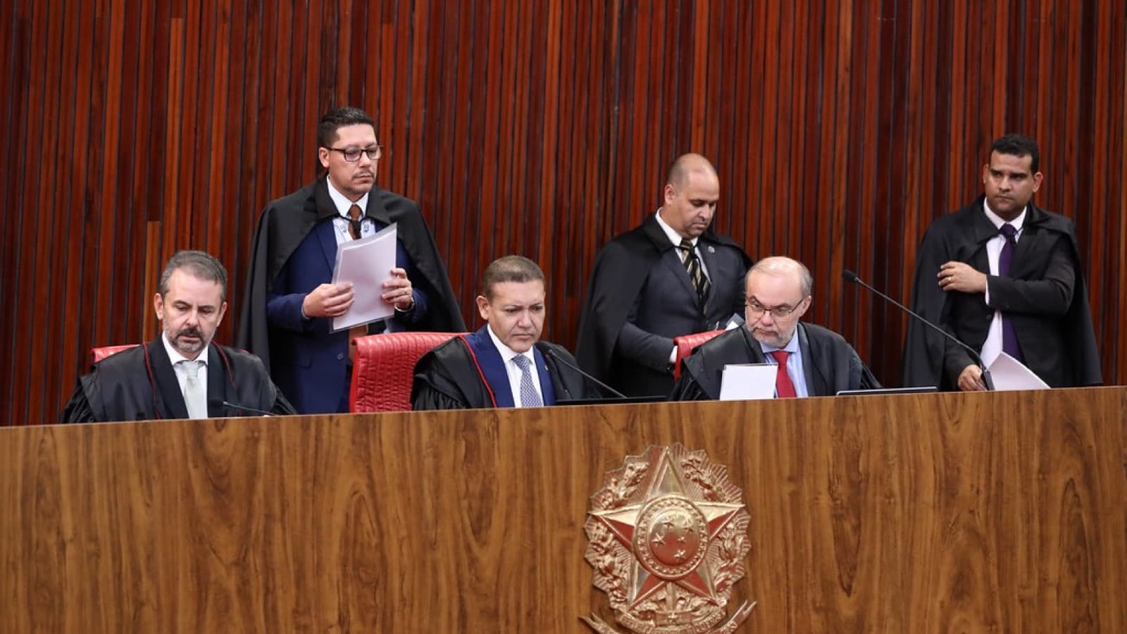 Ministros do TSE durante sessão plenária no plenário do tribunal, em Brasília